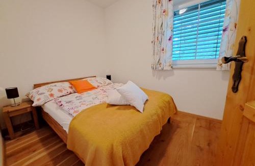 Fotschach Apartment | Pet-Friendly Kauschlerhof: Relax by the Pool & Ocean