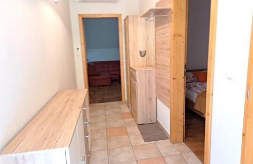 Fotschach Apartment | Pet-Friendly Kauschlerhof: Relax by the Pool & Ocean