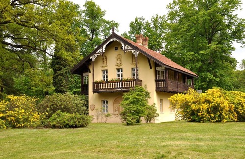 Gablenz Apartment | Discover Kavalierhaus in Rhododendronpark, Rated 9/10