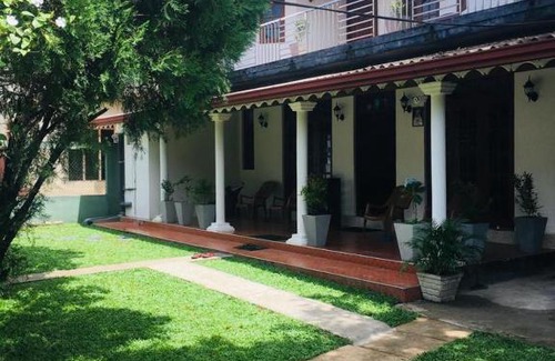 Seeduwa - Katunayake Hotel | Budget-Friendly Stay at Kavee Transit Hotel with Breakfast