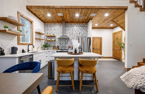 Broken Bow House | Elegant Cabin Retreat with Hot Tub & Pond Access for Pets