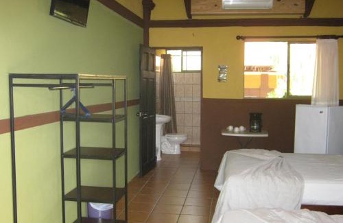 Damas Hotel | Experience Kayak Lodge: Family-Friendly with Pool & Breakfast