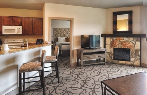 Ingram Resort | Unforgettable Stay: Kayak & Swim to Your Heart's Desire!
