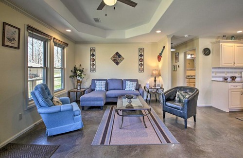 Piney House | Scenic Waterfront Hot Springs Home with Kayaks & Spa Access