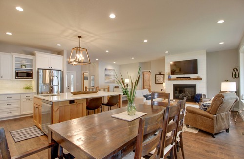 Alexandria Cottage | Lakefront Escape in Alexandria with Kayaks and Ocean Views