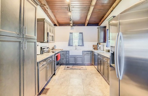 Dade City House | Dog-Friendly Lakehouse with Pool, Spa & Kayaks Await!