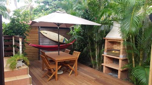 Etang Sale Les Bains Apartment | Kaz' d'Ô: Inviting Oceanfront Escape with Pool & Breakfast
