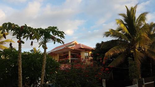 Etang Sale Les Bains Apartment | Kaz' d'Ô: Inviting Oceanfront Escape with Pool & Breakfast