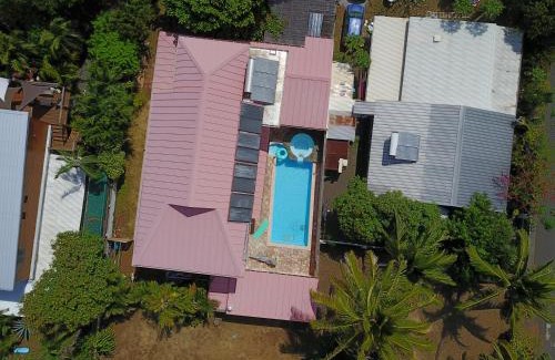 Etang Sale Les Bains Apartment | Kaz' d'Ô: Inviting Oceanfront Escape with Pool & Breakfast