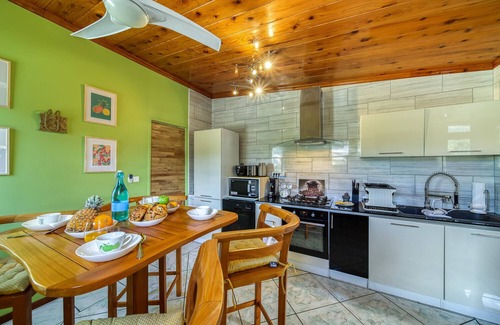 Etang Sale Les Bains Apartment | Comfortable Kaz Latania Apartment with Spa & Breakfast