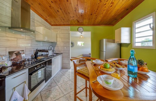 Etang Sale Les Bains Apartment | Comfortable Kaz Latania Apartment with Spa & Breakfast