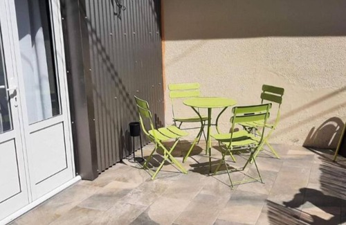 Montvert-les Bas Apartment | Discover Kaz Papaye: Family-Friendly Retreat with Kitchen