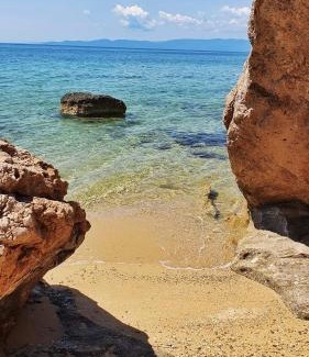 Paralia Ofryniou House | Relaxing Kaza Oasis: Guest Rated 9.6 with Family-Friendly Amenities