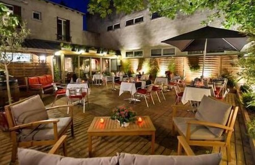 Maisons-Alfort Apartment | Modern Alfort 8 Flat with Child-Friendly Amenities
