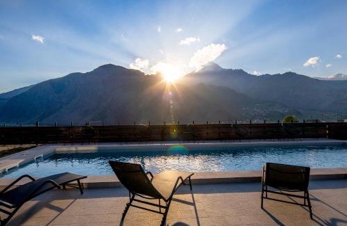 Stepantsminda Apartment | Relax at Kazbegi Targmani Cottages with Ocean Views