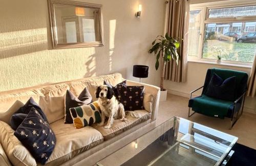Horsham House | Pet-Friendly KB99 2 Bedroom House with London Access