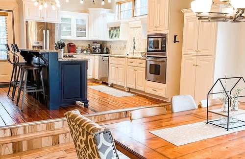 Kansas City House | KC Castle Downtown: Family Getaway with Spa & Hot Tub