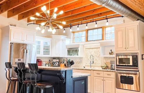 Kansas City House | KC Castle Downtown: Family Getaway with Spa & Hot Tub