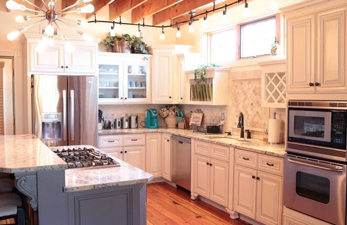 Kansas City House | KC Castle Downtown: Family Getaway with Spa & Hot Tub