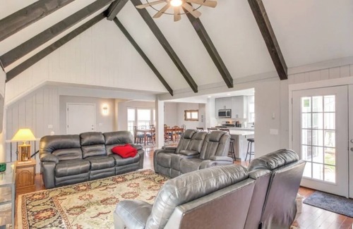 Lenexa House | Family-Friendly KC Chalet with Private Garage in Lenexa