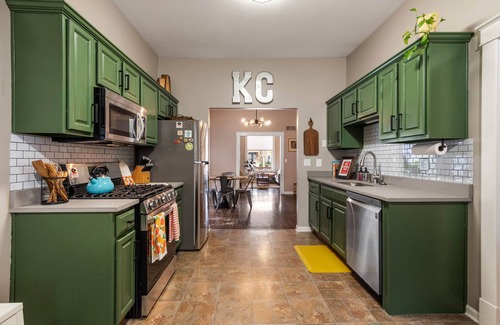 Rosedale House | Explore KC: Cozy 39th St. Bungalow with Park Access