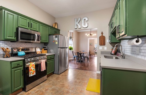 Rosedale House | Explore KC: Cozy 39th St. Bungalow with Park Access