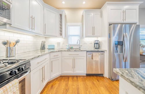 Southmoreland House | Pet-Friendly KC Gem: Renovated Home with Fenced Yard