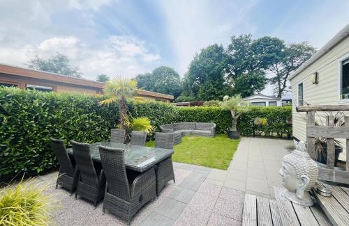 Ockenburgh Ski Chalet | Pet-Friendly Retreat at Vakantiepark Kijkduin with Pool