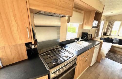 Ockenburgh Ski Chalet | Pet-Friendly Retreat at Vakantiepark Kijkduin with Pool