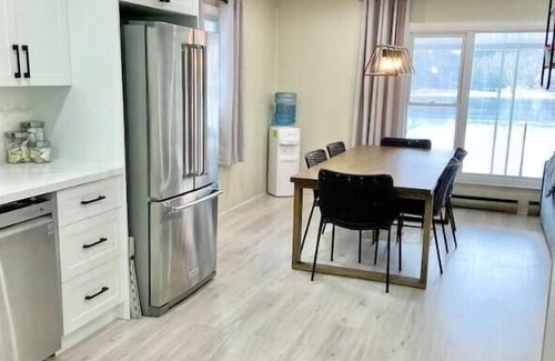 Omemee Cottage | Experience Ke's Rustic Retreat by the Lake with Family & Pets