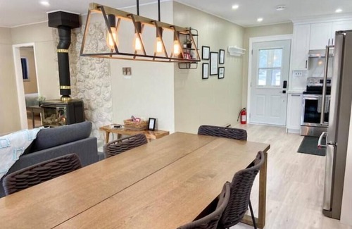 Omemee Cottage | Experience Ke's Rustic Retreat by the Lake with Family & Pets