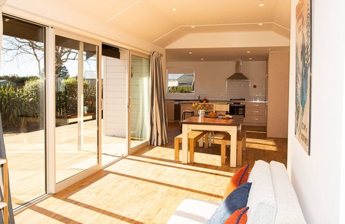 Methven House | Kea Cottage: Ideal South Island Ski Base & Summer Escape