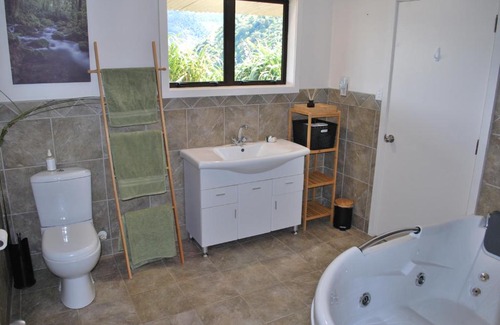 Kairuru House | Oceanfront Kea Ridge King Ensuite with Spa & Breakfast