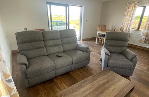 Kincasslagh Apartment | Family-Friendly Keadue Holiday Let for Unforgettable Getaways