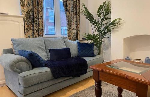 Stoke-on-Trent House | Bright and Cheerful Keary Entire House: Pet & Child Friendly