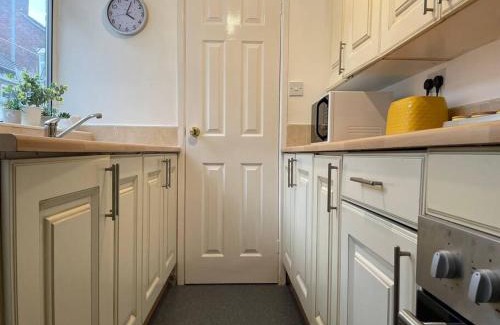 Stoke-on-Trent House | Bright and Cheerful Keary Entire House: Pet & Child Friendly