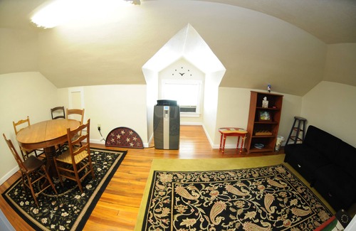 Maple Hill House | Inviting Keene Road Country Estate with Spa and Breakfast