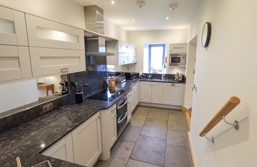 Penny Bridge Cottage | Family-Friendly Keepers Cottage with Hot Tub in Backbarrow