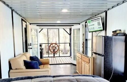 Uncertain Boat Rental | Experience Caddo Lake Houseboat: Rated 10/10, Breakfast Included