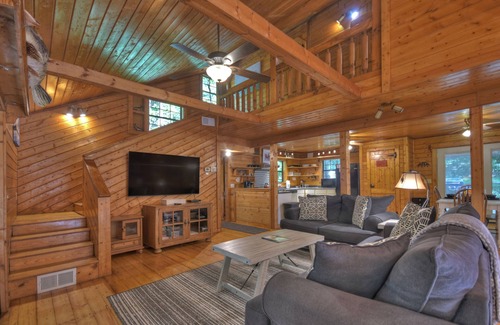 Ellijay Cabin | Pet-Friendly Creekfront Retreat with Hot Tub & Pool Table
