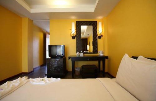 Ko Chang Hotel | Beachfront Retreat at Keeree Ele Resort with Pool Access