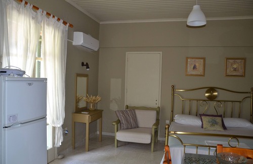 Leivathos Apartment | Idyllic Kefalonia Studios with Pool & Breakfast in Orchard