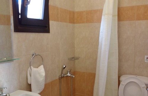 Razata Apartment | Inviting Kefalos Apartment: Family-Friendly with Breakfast