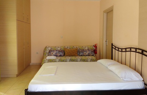 Razata Apartment | Inviting Kefalos Apartment: Family-Friendly with Breakfast