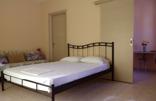 Razata Apartment | Inviting Kefalos Apartment: Family-Friendly with Breakfast