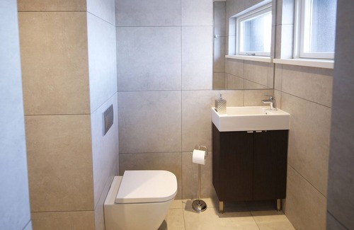 Innri-Njarthvik House | Inviting Keflavik Micro Suites with Breakfast & Kitchen Access