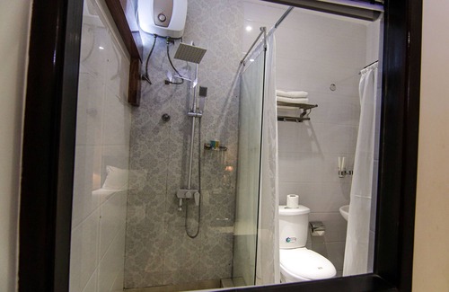 Dansoman Hotel | Discover Kegali Hotel: Family-Friendly with Pool & Dining