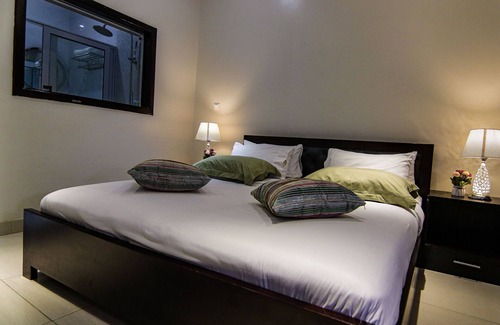 Dansoman Hotel | Discover Kegali Hotel: Family-Friendly with Pool & Dining