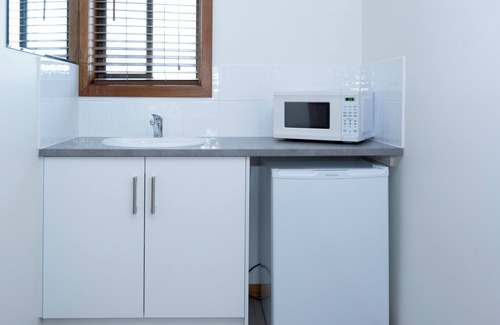 Keith Hotel | Cozy Stay at Keith Motor Inn with Breakfast & Kitchen Access