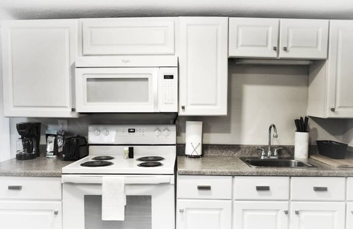 Keizer House | Pet-Friendly Keizer Rapids Mini Estate Near In-N-Out